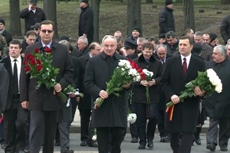 Timofti si liderii AIE au depus flori impreuna la monumentul Stefan cel Mare