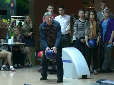 VIDEO. Mihai Ghimpu din nou inconjurat de fete. Vezi cum s-a distrat liberalul la bowling