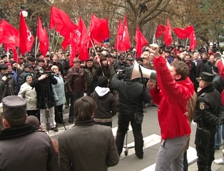 Comunistii au iesit la protest: Cerem anularea legii ce interzice simbolurile comuniste si alegeri anticipate