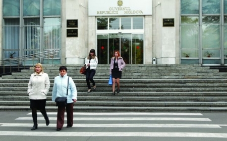 Moldova, tara sefilor. La un conducator din administratia publica revin doar trei subalterni

