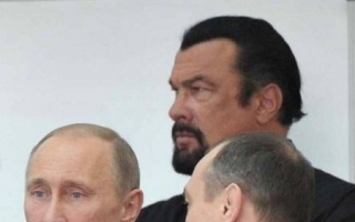 Ce tupeu are! Uite ce i-a facut Steven Seagal lui Putin! Crezi ca e facatura?