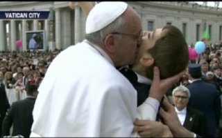 Imaginea pe care omenirea nu o va uita niciodata. Gestul uimitor, facut de Papa Francisc