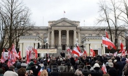 TRAGEDIA de la Smolensk: Protest in fata ambasadei ruse de la Varsovia, la trei ani de la accident 