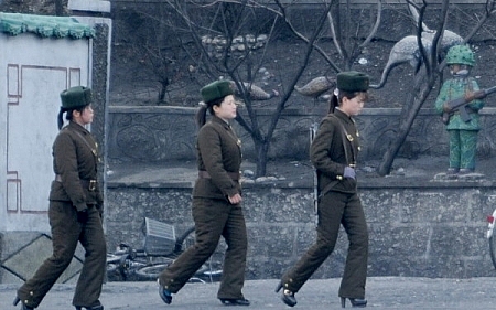 Armata pe tocuri a lui Kim Jong-un: imaginea care face inconjurul presei internationale