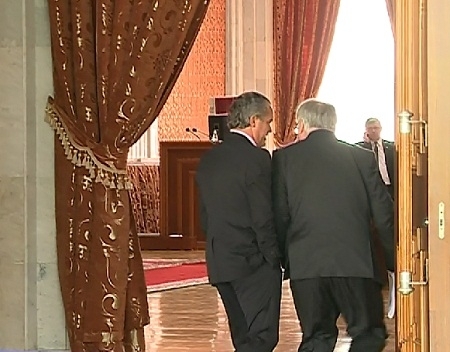 VIDEO. Ca niste copii in Parlament. De ce i-a facut ASTA Diacov lui Plahotniuc