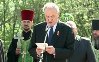 Nicolae Timofti, intampinat cu paine si sare la Balanesti. Presedintele a facut si o baie de multime