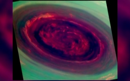 Imagini spectaculoase de pe Saturn. O sonda spatiala a surprins un vartej ce seamana cu un uragan