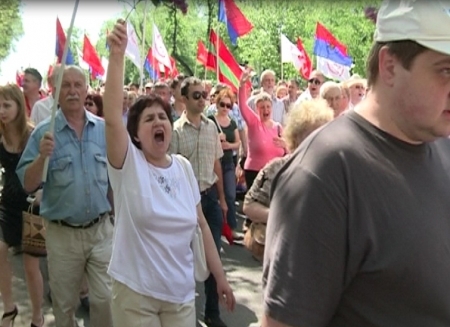 Mars cu drapele cu secera si ciocanul, baloane si liliac. Comunistii au sarbatorit Ziua Muncii criticand guvernarea