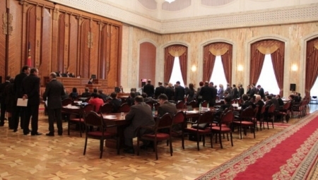 Zi fierbinte in Parlament. Gurin ar putea fi revocat din functia, iar sistemul electoral mixt, abrogat