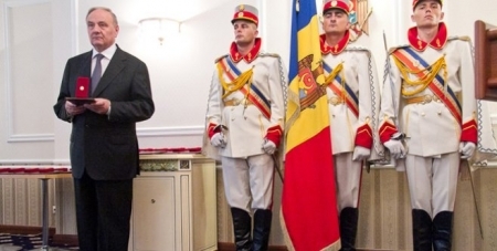 Timofti l-a decorat pe naistul roman Gheorghe Zamfir cu " Ordinul Republicii"