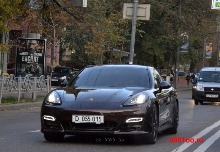 Scandalul continua. Porsche Cayenne si Panamera cu numere diplomatice, pe strazile din Kiev