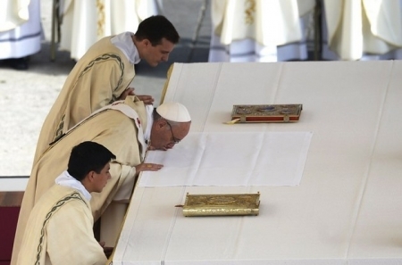 Papa Francisc a recunoscut ca a adormit in timpul rugaciunii de dinainte de culcare