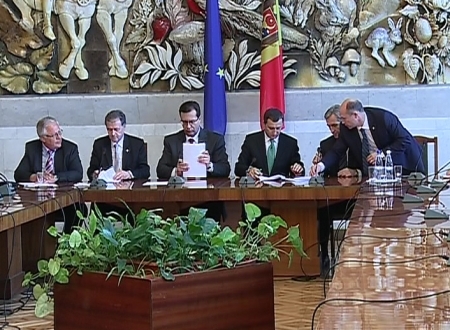 Criza politica s-a incheiat. Acordul coalitiei pro-europene, semnat in ultimul moment de 53 de deputati