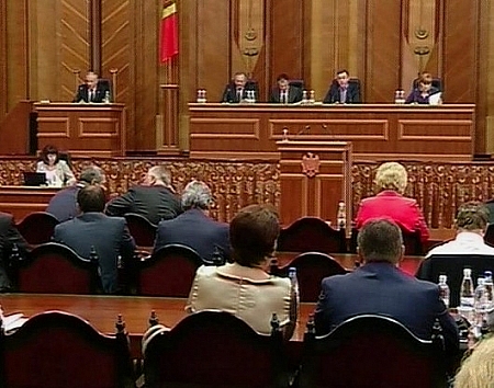 Vor capul lui Marinuta. Liberalii si comunistii au cerut demisia ministrului Apararii