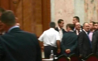 Spirite incinse in Parlament. Deputatii cat pe ce sa se bata. Ce nu au impartit