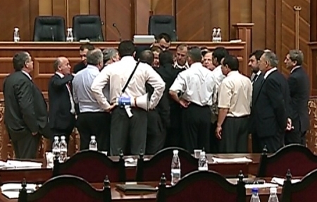 Intentia de a privatiza intreprinderi de stat i-a infuriat pe comunisti: "Vrea sa cumpere tara cu bani putini"