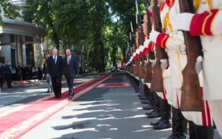 VIDEO. Traian Basescu, intampinat cu onoruri militare. Manifestatii in strada pro si contra unirii