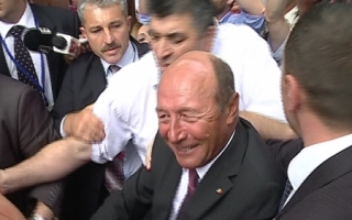 Traian Basescu a facut o baie de multime! Vezi cum a fost pupat si imbratisat de moldoveni