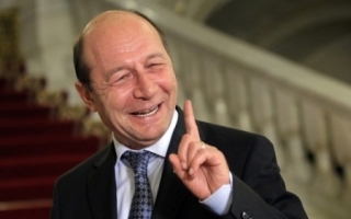 Basescu, la Chisinau, unei tinere care l-a intrebat despre unire: Cereti-o si o vom face!