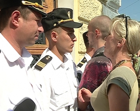 Protest cu imbranceli in fata Primariei: Unii politisti au ramas fara epoleti. Ce a infuriat multimea