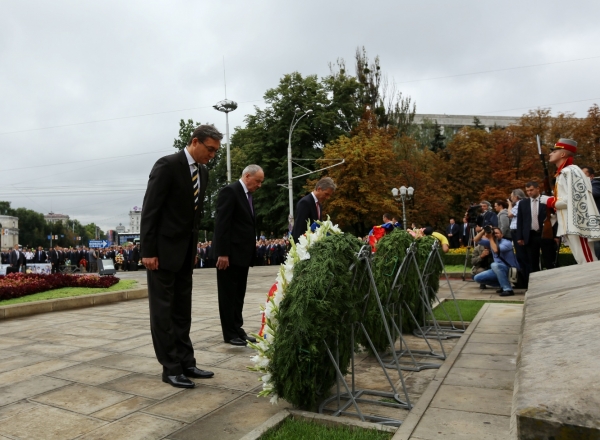 Politicieni si oameni simpli au depus flori la monumentul Stefan cel Mare. Ponta, cu trandafiri albi
