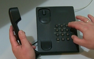 Telefonul fix ramane amintire. Tot mai multi moldoveni vorbesc la mobil. Cum explica expertii