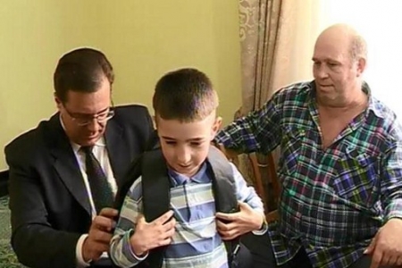 Micii eroi ai campaniei Daruieste si Castigi, pregatiti de scoala. Ce daruri le-a adus Marian Lupu