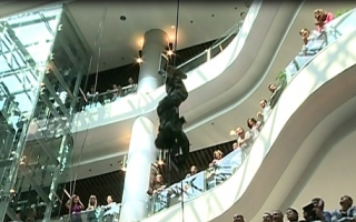Spectacol militar intr-un mall din capitala: "Aratam societatii barbatia, eroismul si darzenia militarilor"