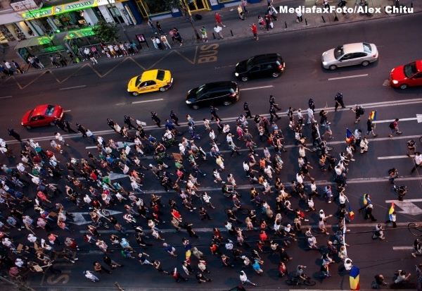 Noapte plina de proteste la Bucuresti: Mii de oameni au iesit in strada. De la ce a pornit totul