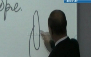 Putin si-a etalat talentul de pictor. Ce a desenat pe o tabla in timp ce a vizitat o scoala din Kurga