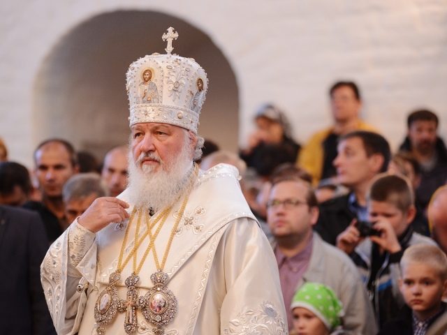 Patriarhul rus a ajuns la Chisinau. A fost intimpinat cu gladiole si porumbei dar si cu proteste