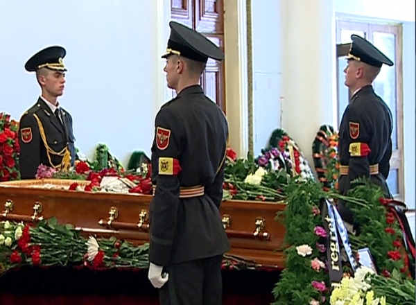 Zinaida Chistruga a fost condusa pe ultimul drum. Vladimir Voronin, tacut si cu lacrimi in ochi