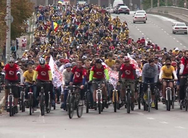 (P) Peste 8 mii de biciclisti au venit la Velohora, eveniment organizat de Gura Cainarului al cincilea an consecutiv
