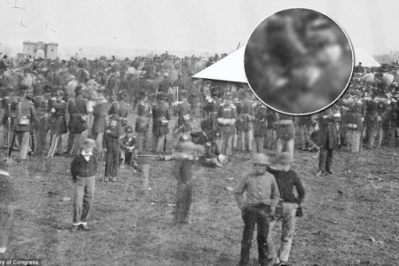 Un american sustine ca l-a gasit pe Lincoln intr-o poza veche de 150 de ani. Este a doua din istorie