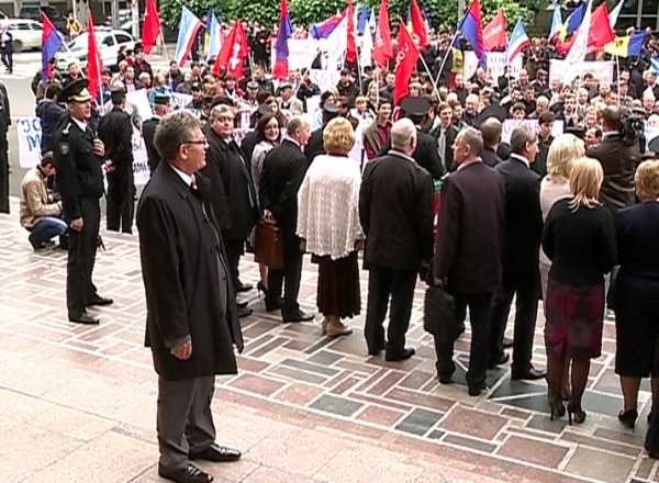 Batai de tobe si proteste la Parlament. Ce a spus Ghimpu cand l-a auzit pe Voronin vorbind