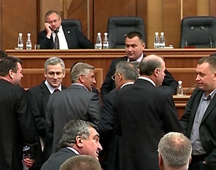Un nou show marca PCRM. Vezi cum au incercat sa boicoteze sedinta parlamentului