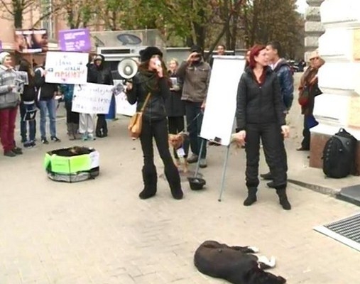 Un nou protest cu caini morti in fata Primarie: Cerem sa fie construit un azil pentru maidanezi