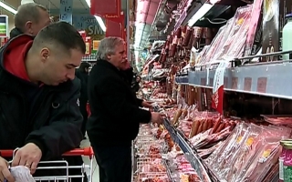 Leul pica, preturile cresc. Mai multe magazine din capitala au operat majorari. Ce spun expertii