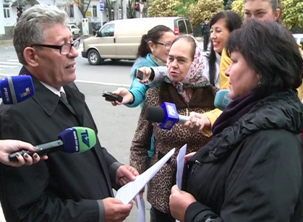 Zeci de femei de la sate au protestat in fata Palatului Republicii. Reactia deputatilor