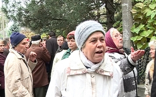 Au protestat din inertie. Mai multi simpatizanti ai PCRM au facut zarva la Parlament