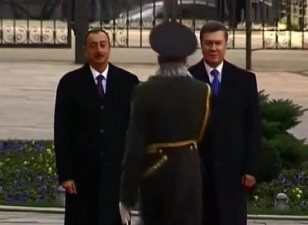 Presedintii Ucrainei si Azerbaidjanului, cat pe ce sa izbucneasca in ras cand l-au vazut