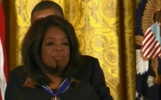 Bill Clinton si Oprah Winfrey, decorati cu medalia prezidentiala a libertatii. Cine le-a oferit distinctia