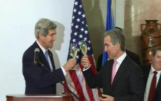Kerry a ciocnit o cupa de vin alb cu premierul Leanca. Ce l-a impresionat in beciurile din Cricova