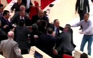Box in Parlamentul din Tbilisi. Momentul in care deputatii georgienii s-au insultat si s-au batut