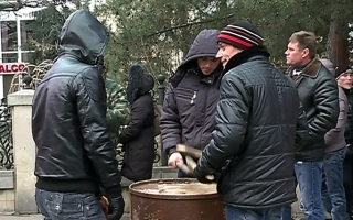 Inca un protest cu fier uzat, in fata Parlamentului. Comunistii sustin manifestantii