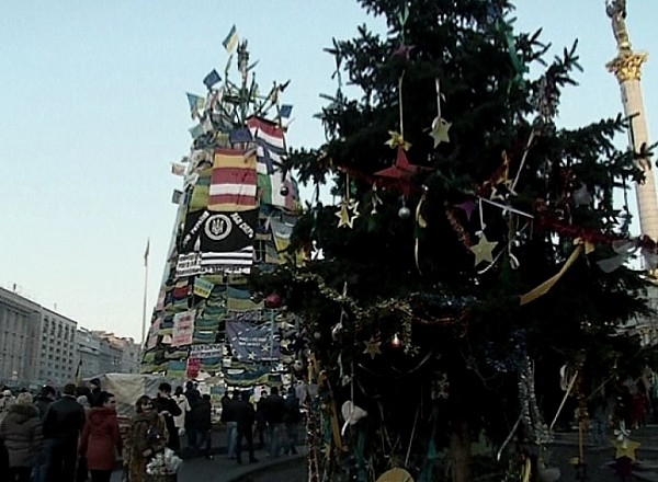 Protestele de la Kiev, in casele ucrainenilor. Cum arata o copie a bradul de pe Maidan
