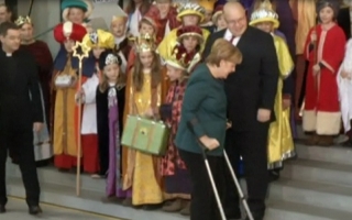 Angela Merkel, in public ajutata de carje: Cum a intampinat o ceata de colindatori