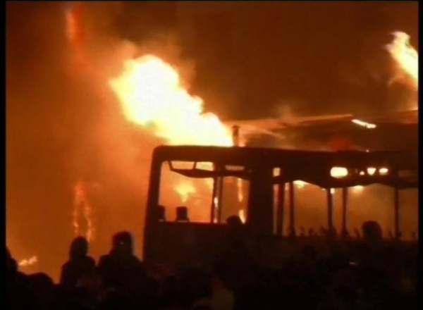 Protestele VIOLENTE continua la Kiev: Zeci de oameni au fost raniti si retinuti