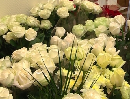 VEZI AICI cum a fost felicitat astazi Vlad Filat. Marina i-a adus flori