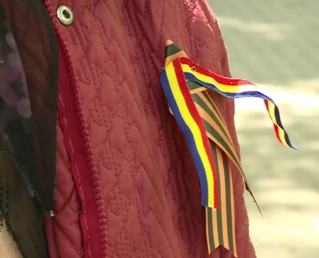 "Democratia acasa":  Panglica tricolora vs panglica Sfantului Gheorghe?